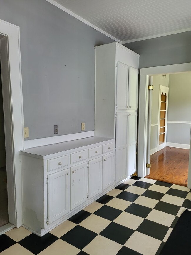 Building Photo - Farm house in Mt Holly