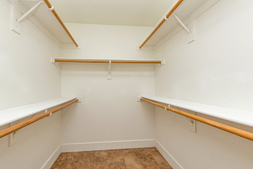 Building Photo - 7409 Hickory Hills Dr