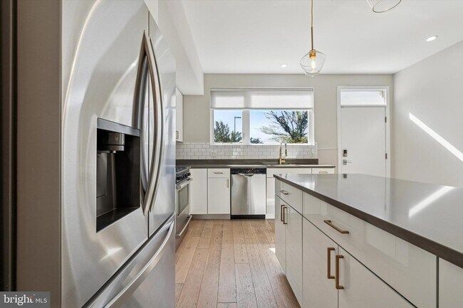 Building Photo - 120 W Oxford St