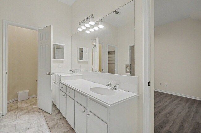 Building Photo - 1707 Briarhollow Dr