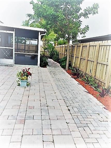 Building Photo - 1575 NE 47th St