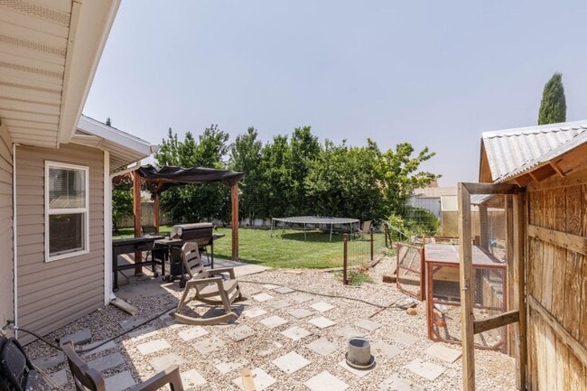 Building Photo - Charming 3 Bed, 2 Bath Home in Quiet Cul-d...