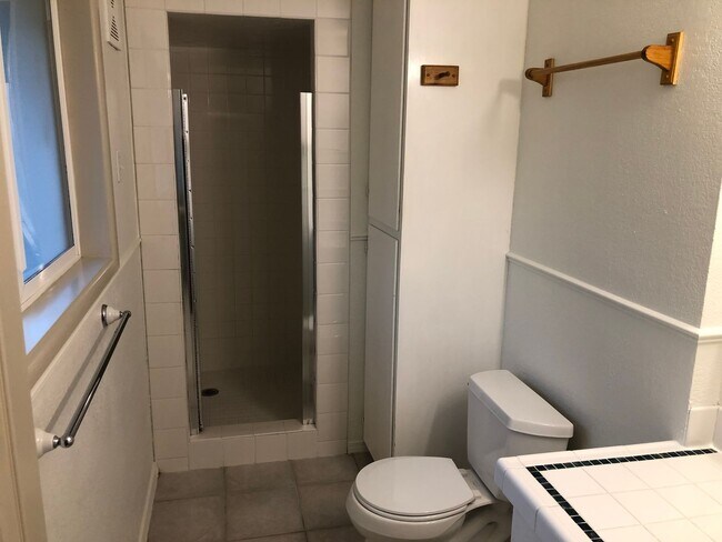 Building Photo - Updated 3 bedroom 3 bath house in Eugene!