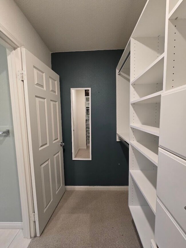 Building Photo - 3-Bedroom Home in Gated Community with Mod...