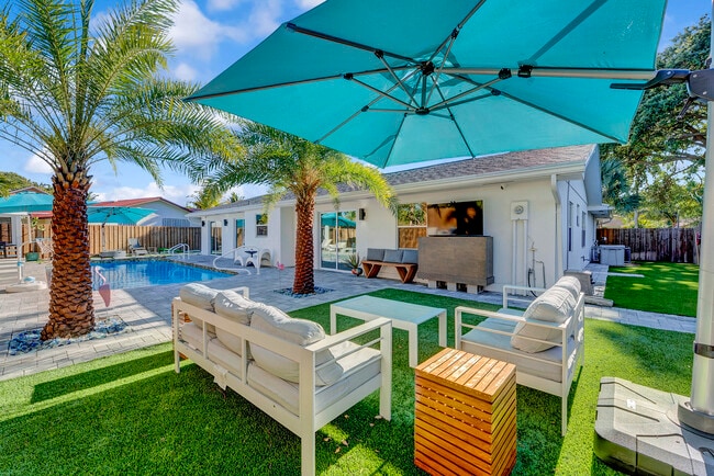 Building Photo - 707 W Boulevard Chatelaine