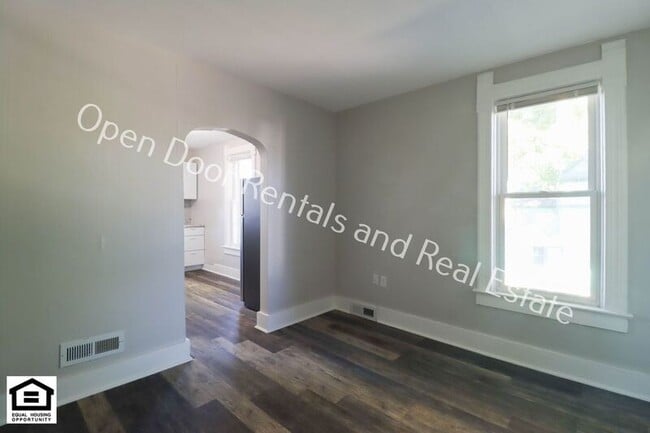 Building Photo - 729 Columbia Ave