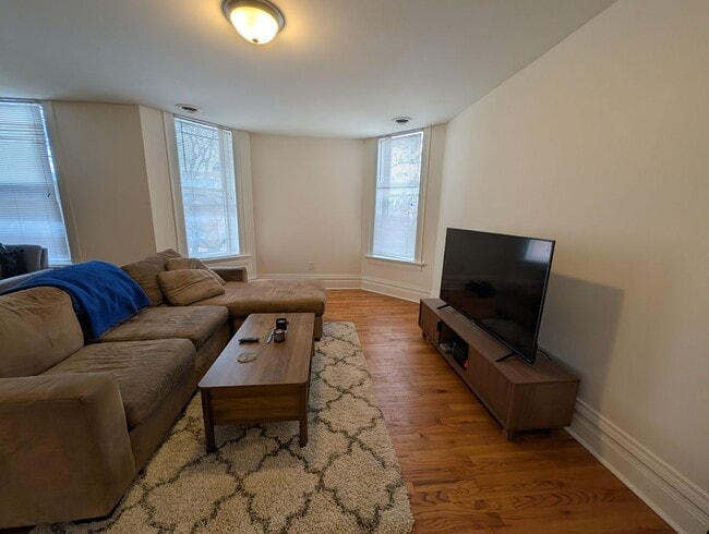Building Photo - Wicker Park 2 BR, Prime Location, Fully Renovated
