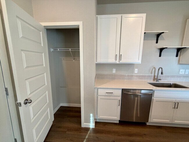 Building Photo - 1353 Reynolds St