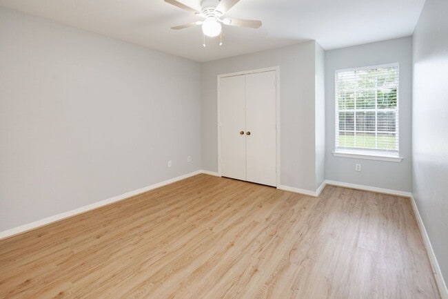 Building Photo - NOVEMBER Move in! 2/2 Duplex with fenced i...