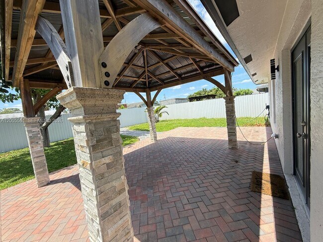 Building Photo - 123 1st St