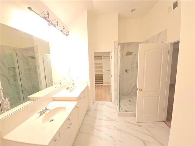 Building Photo - 12592 Waterside Dr