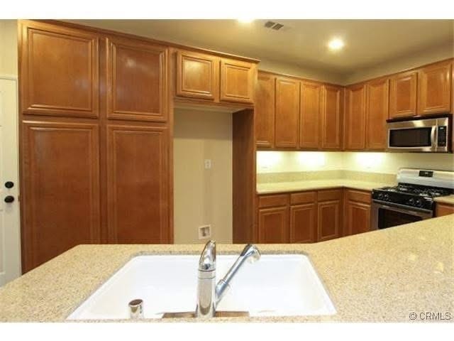 Building Photo - 15953 Begonia Ave