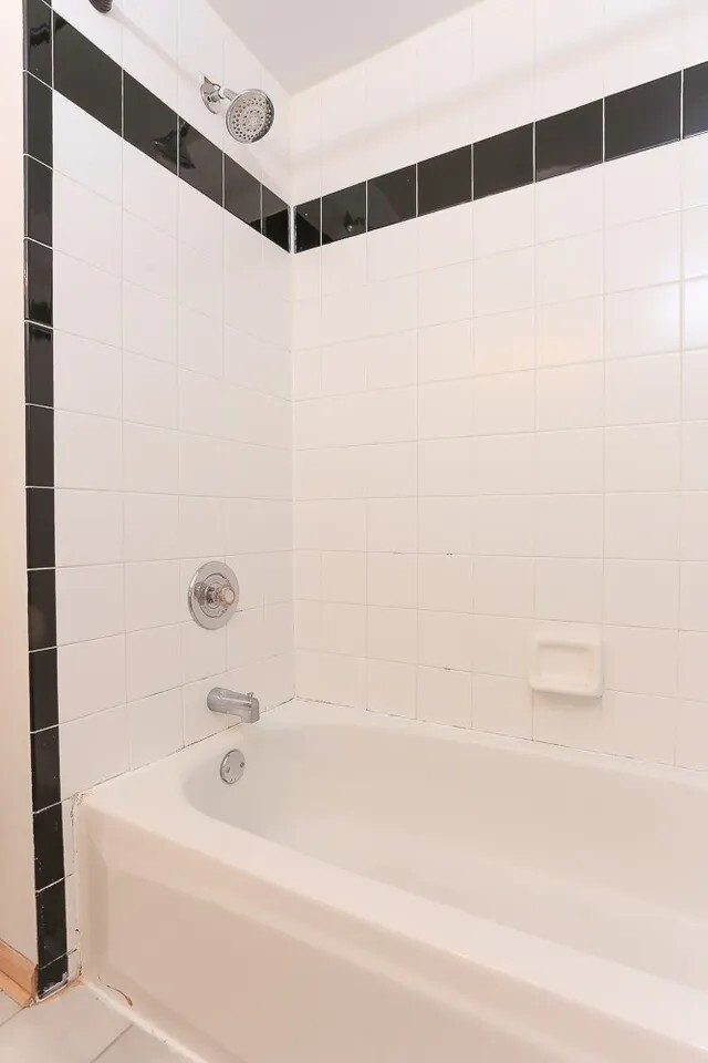 Building Photo - 1444 W Walton St