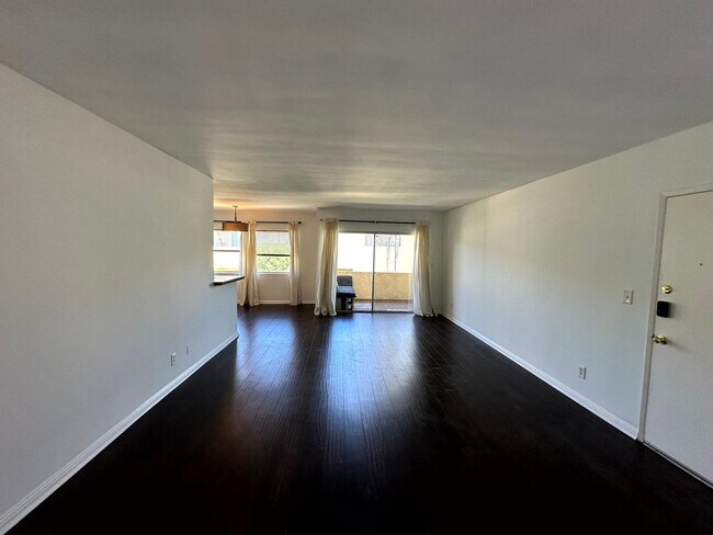 Building Photo - Spacious Upper level 1 bed -1 bath with parking and pool in Encino