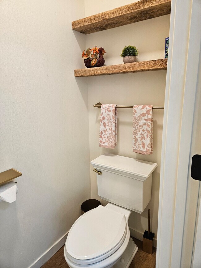 Building Photo - 5913 Lake Edge Rd