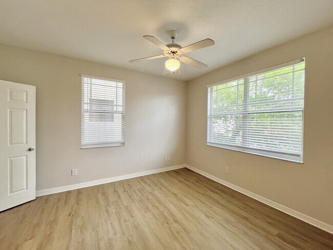 Building Photo - Erin Villas