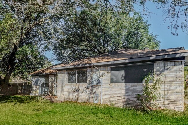 Building Photo - 12702 Fern Forest Dr