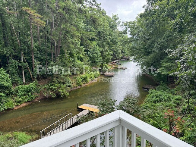 Building Photo - 3025 Lakeside Dr