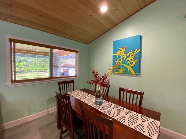 Building Photo - 3-Bed, 2-Bath Custom Furnished Home-Turn K...