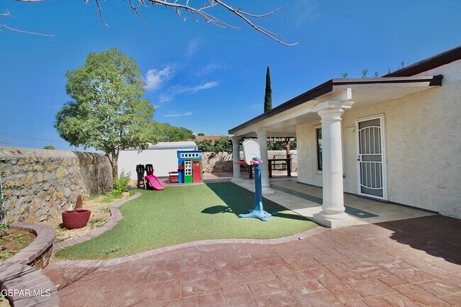 Building Photo - 901 Tepic Dr