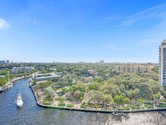 Building Photo - 411 N New River Dr E