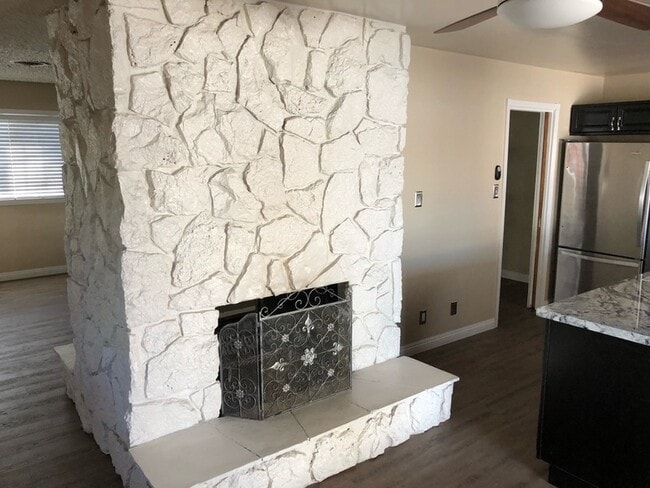 Building Photo - 2208 Sunland Ave