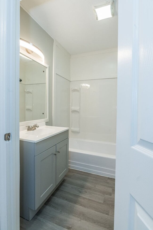 Building Photo - Beautifully FULLY RENOVATED 2 Bdr 1 bath i...