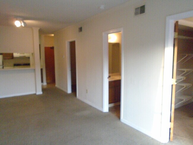 Building Photo - 424 S Holly St