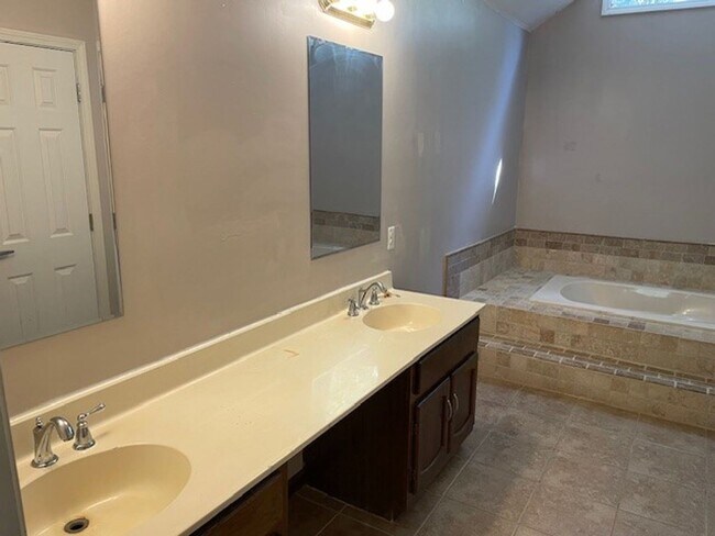 Building Photo - 145 Princeton Trce