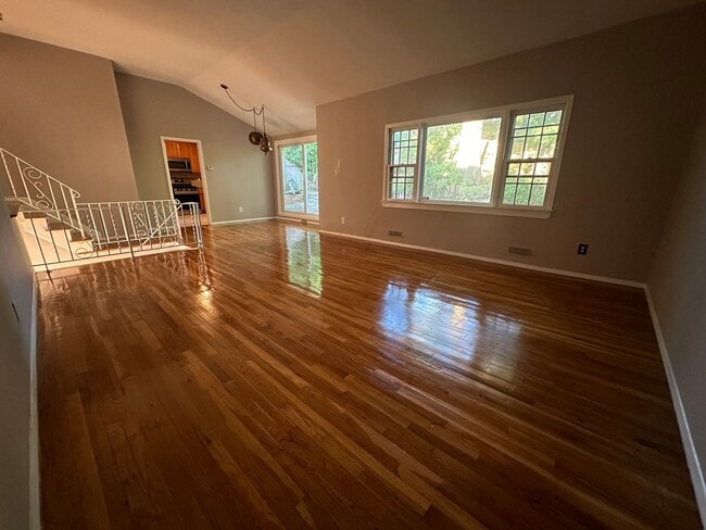 Building Photo - Charming 3 Bed with 2 Baths