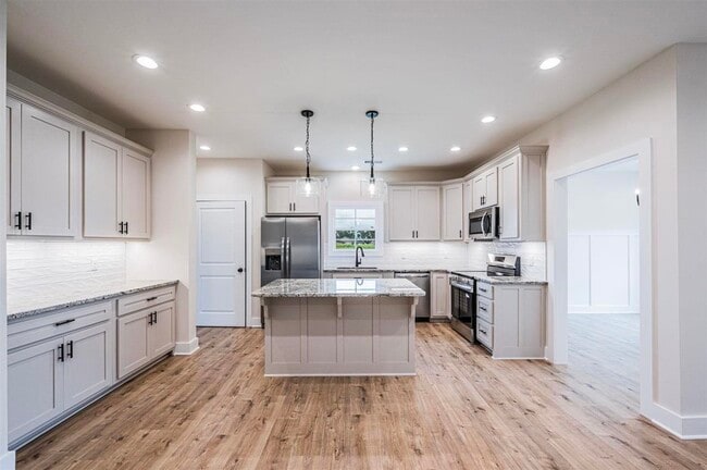 Building Photo - 2437 Topeka Rd