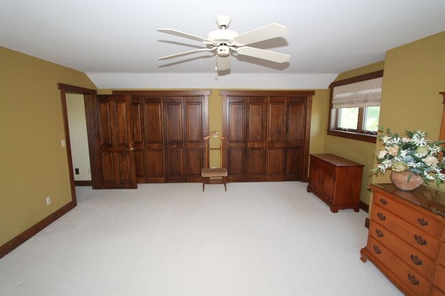 Building Photo - Incredible home on a private & secluded lot.