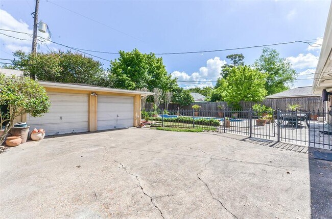 Building Photo - 2030 Cheshire Ln