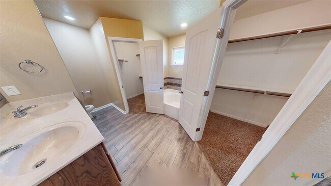 Building Photo - 307 Dober St