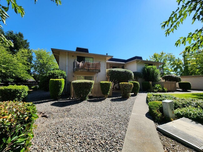 Building Photo - 2 Bedroom Condo in Rohnert Park