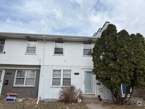 Building Photo - Awesome 3 BR/1 BA Townhome Available NOW i...