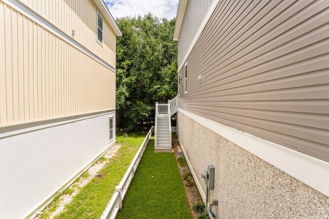 Building Photo - Home on Ladies Island