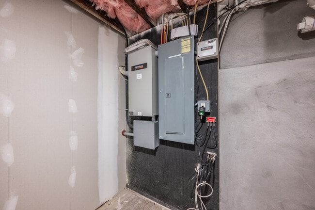 Building Photo - 137 Knowles Ave