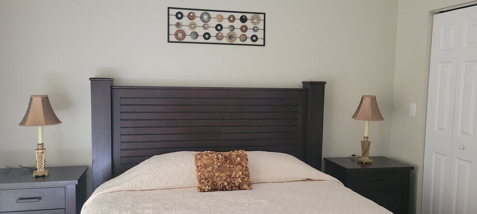 Building Photo - 1064 N Tamiami Trl