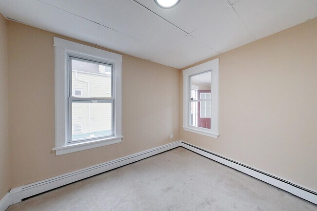 Building Photo - 42 Planten Ave