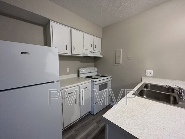 Primary Photo - 822 Whitethorne Ave