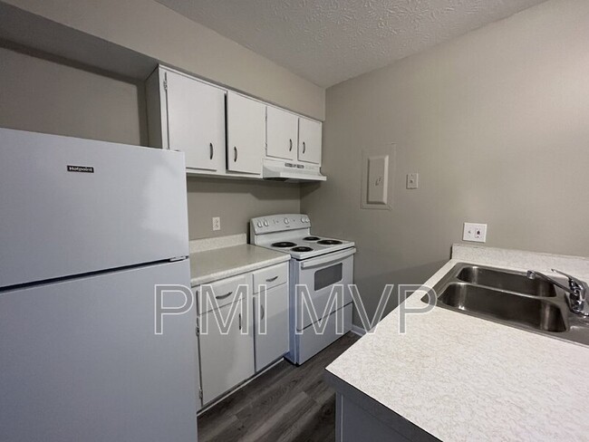 Building Photo - 840 Whitethorne Ave