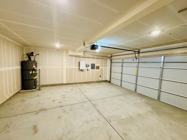 Building Photo - REDUCED!  BRAND NEW - 5 Bedroom + Loft, 3 Bath Beautiful Home WITH SOLAR!