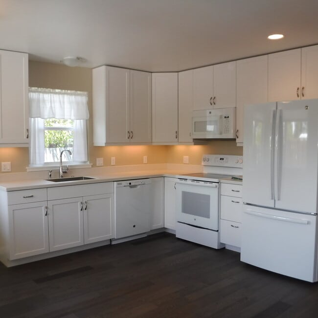 Building Photo - Light & Bright 2 Bed/2 Bath Mid-Town Cottage with Garage