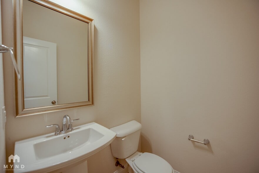 Building Photo - 116 Knight of Realm Blvd