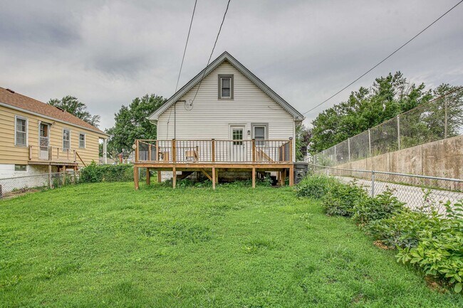 Building Photo - Charming Aksarben Gem