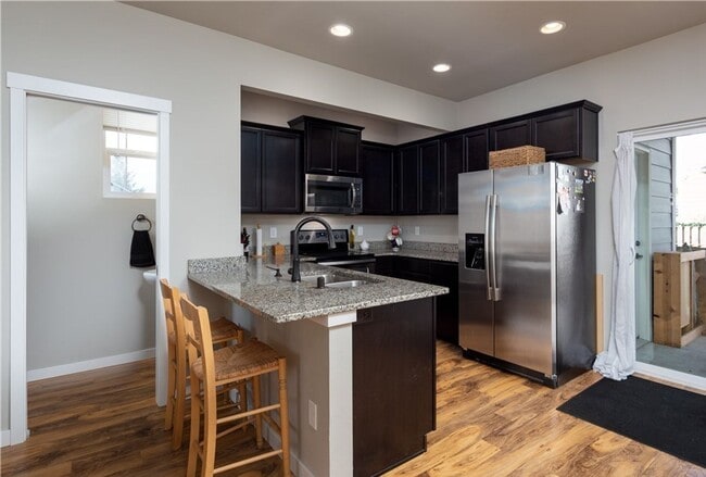 Building Photo - Lovely 2 Bedroom Townhouse - Pets Possible