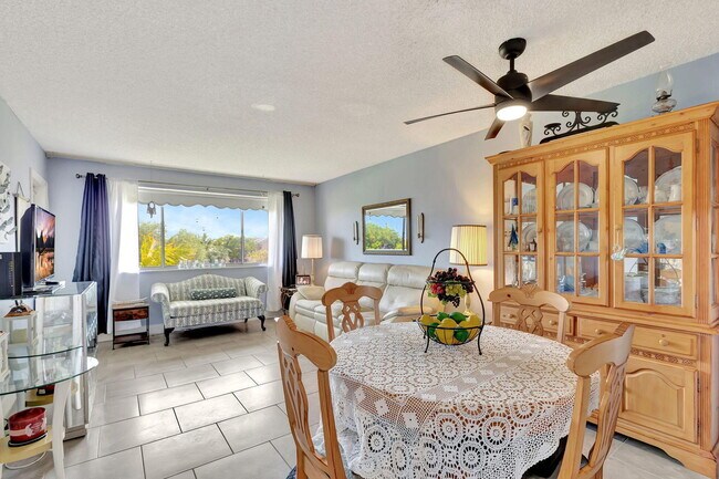 Building Photo - 2812 Garden Dr S