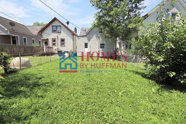Building Photo - Three Bedroom House