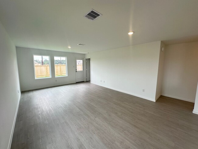 Building Photo - Brand New 3 Bed 2 Bath